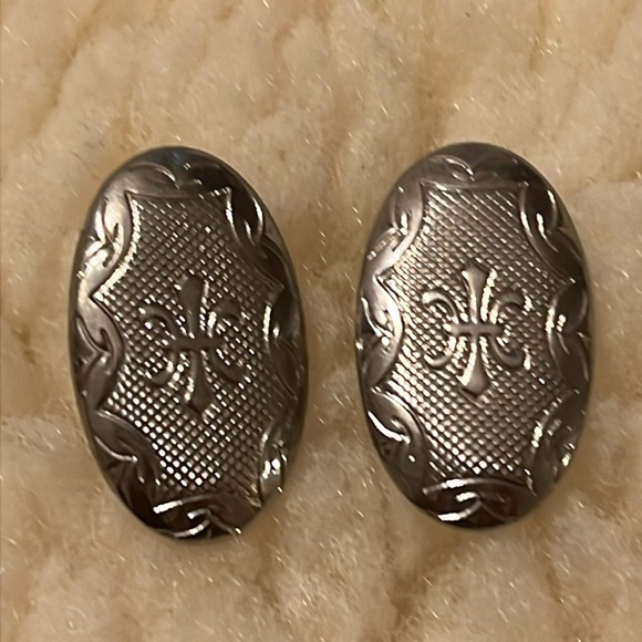 Silver Design Metal Pierce Earrings - Picture 6 of 16